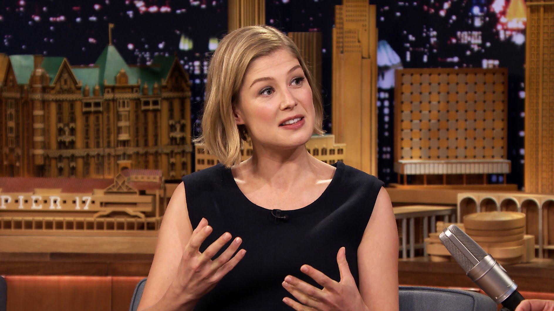 Rosamund Pike Celebrated Gone Girl Covered in Bugs – INTHEFAME