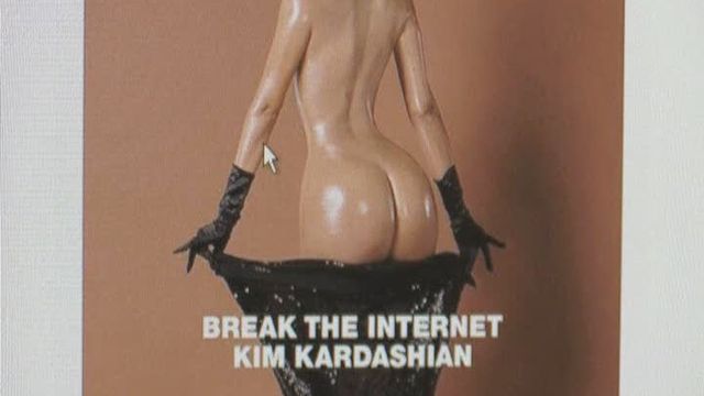 Kim Kardashian в студии показывает голый пердак намазанный маслом